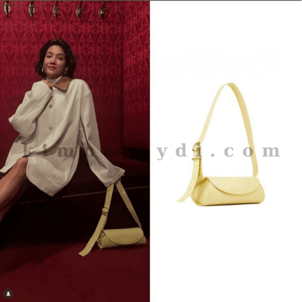 Aybüke Pusat’ın kombinine eşlik eden bej renkli logolu Beymen omuz çantası