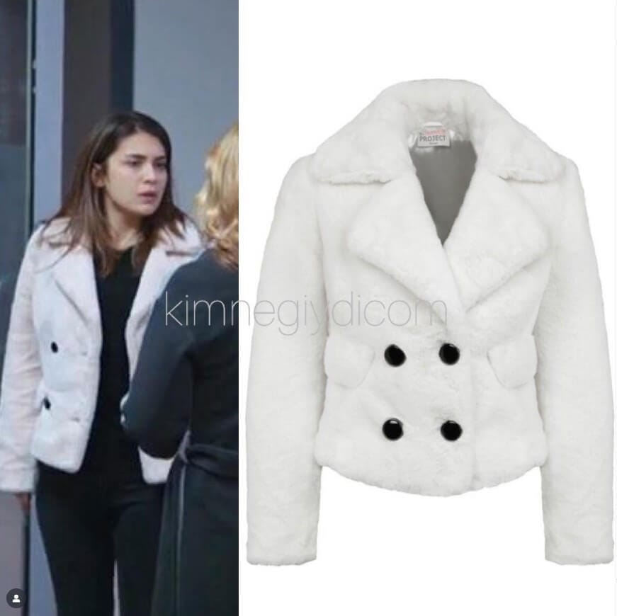 Biran Damla Yılmaz’ın Di Project marka beyaz kısa peluş montla verdiği poz