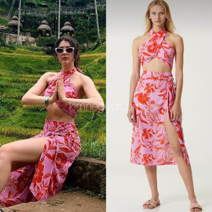 Burcu Özberk’in günlük kombininde tercih ettiği kırmızı çiçekli crop ve etek takımı