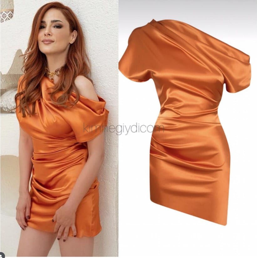 Mine Tugay’ın Erimos marka turuncu, tek omzu düşük mini elbisesi