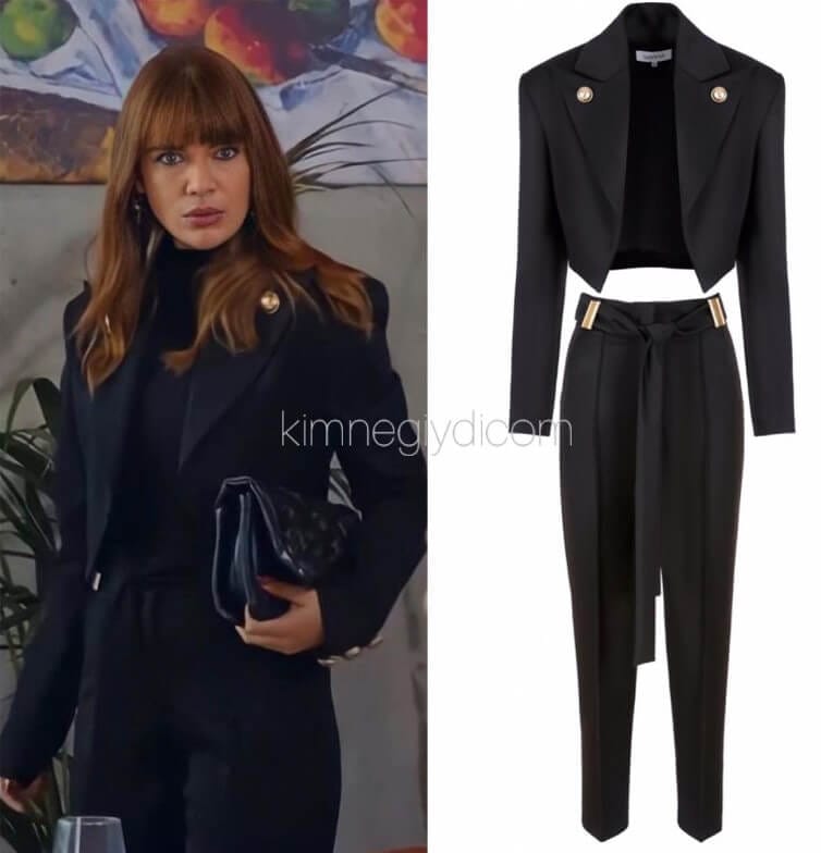 Kumru’nun Yasak Elma sahnesinde giydiği mini ceket ve pantolon takımı